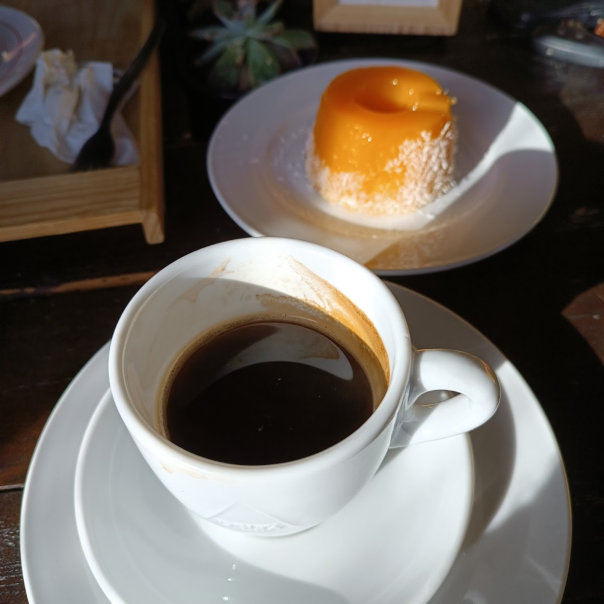 Café e doce conventual numa mesa de madeira da confeitaria