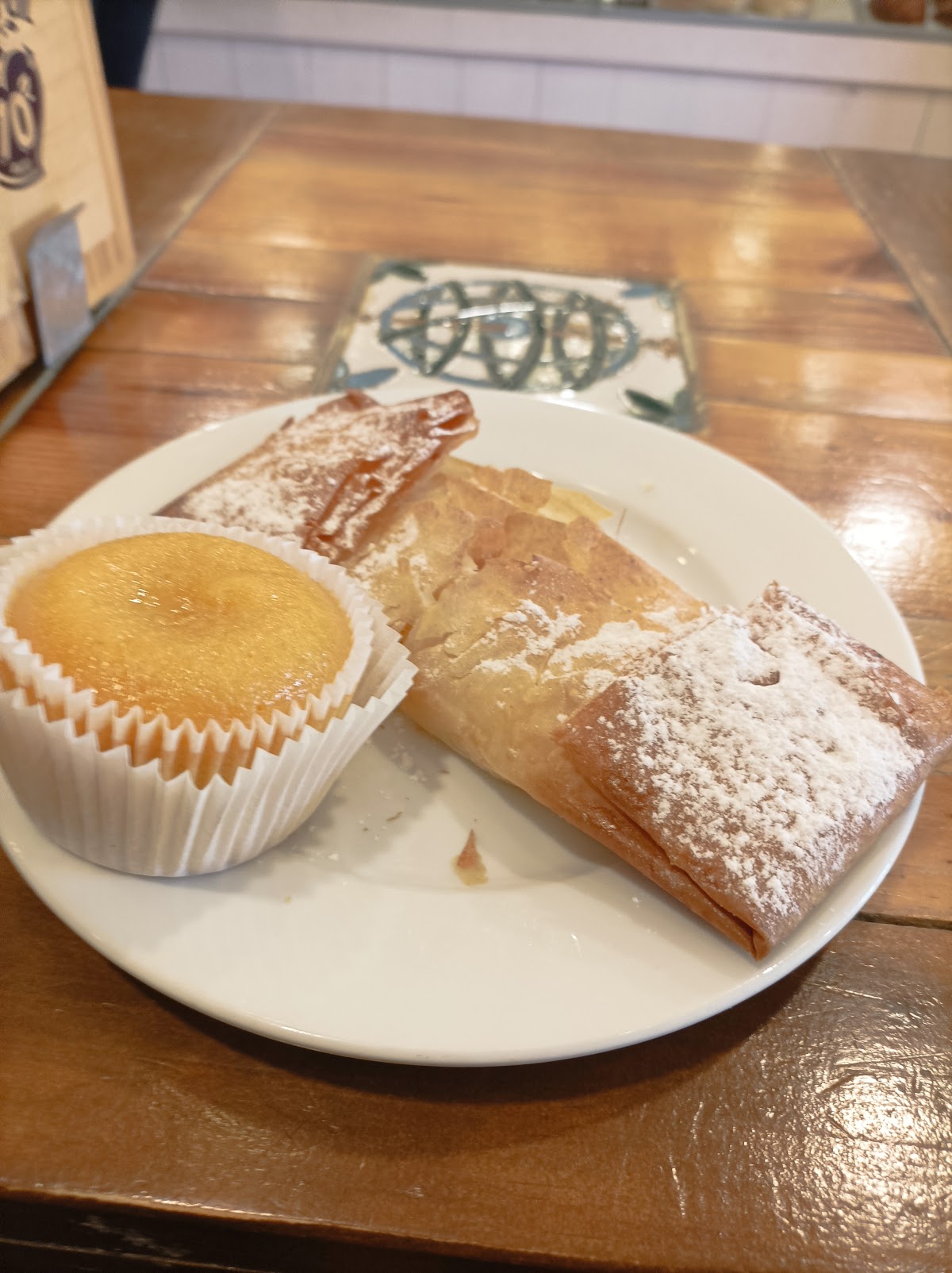Coininha e travesseiro num prato sobre mesa de madeira